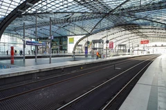 Các đường ray trống trơn tại nhà ga trung tâm Berlin, Đức khi lái tàu tiến hành đình công khiến hoạt động lưu thông bị đình trệ, ngày 11/8/2021. (Ảnh: THX/TTXVN)