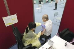 Một điểm tiêm chủng vaccine ngừa COVID-19 tại Tokyo, Nhật Bản, ngày 21/6/2021. (Ảnh: Kyodo/TTXVN)