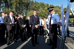 Bộ trưởng Nội vụ Pháp Gerald Darmanin (giữa) trong chuyến thăm Loon-Plage, một thị trấn nằm ven bờ biển phía Bắc nước Pháp, ngày 9/10/2021. (Ảnh: AFP/TTXVN)