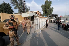 Lực lượng an ninh gác tại cổng bệnh viện Ibn Khatib ở thủ đô Baghdad, Iraq sau vụ hỏa hoạn ngày 25/4/2021. (Ảnh: AFP/TTXVN)