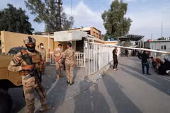Lực lượng an ninh gác tại cổng bệnh viện Ibn Khatib ở thủ đô Baghdad, Iraq sau vụ hỏa hoạn ngày 25/4/2021. (Ảnh: AFP/TTXVN)