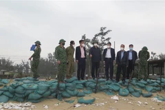 Lãnh đạo tỉnh Thừa Thiên-Huế kiểm tra công tác phòng chống bão số 9 tại xã Phú Thuận, huyện Phú Vang chiều 18/12/2021. (Ảnh: Tường Vi/TTXVN)