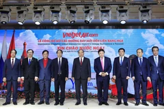 Chủ tịch nước Nguyễn Xuân Phúc và các đại biểu tại Lễ công bố mở đường bay thẳng Hà Nội-Moskva của VietjetAir. (Ảnh: Thống Nhất/TTXVN)
