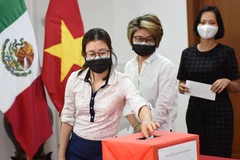 Cộng đồng người Việt tại Mexico quyên góp ủng hộ Quỹ. (Ảnh: Việt Hùng/TTXVN)