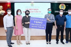 Bộ Kế hoạch và Đầu tư trao tặng 1.600 khẩu trang 3M cho cán bộ y tế tuyến đầu tham gia phòng chống dịch COVID-19. (Nguồn: dangcongsan.vn)