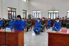 Nguyễn Thị Vui cùng đồng phạm tại phiên tòa. (Ảnh: TTXVN phát)