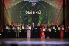 Bí thư Trung ương Đảng, Trưởng Ban Tuyên giáo Trung ương Nguyễn Trọng Nghĩa và Bí thư Trung ương Đảng, Chủ tịch Ủy ban Trung ương Mặt trận Tổ quốc Việt Nam Đỗ Văn Chiến trao giải Nhất cho các tác giả, nhóm tác giả đoạt giải. (Ảnh: Minh Quyết/TTXVN)