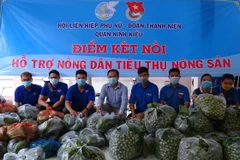 Đoàn Thanh niên thành phố Cần Thơ chung tay hỗ trợ nông dân tiêu thụ nông sản. (Ảnh: Ánh Tuyết/TTXVN)
