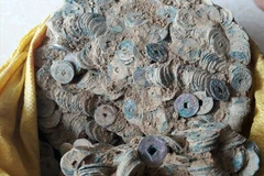 Khối tiền xu cổ được phát hiện ở bờ sông Hiếu. (Nguồn: laodong.vn)