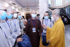 Thượng tọa Thích Nhật Từ, Phó Viện trưởng Thường trực Học viện Phật học Việt Nam tại Thành phố Hồ Chí Minh, Trưởng nhóm điều phối tình nguyện Phật giáo dặn dò các tình nguyện viên Phật giáo trước lúc lên đường. (Ảnh: Xuân Khu/TTXVN)