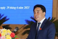 Ông Nguyễn Khắc Toàn phát biểu nhận nhiệm vụ Chủ tịch Hội đồng nhân dân tỉnh Khánh Hòa nhiệm kỳ 2021-2026. (Ảnh: Tiên Minh/TTXVN)