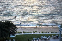 Du khách tắm biển ở Bãi Dài, xã Gành Dầu, thành phố đảo Phú Quốc (Kiên Giang). (Ảnh: Hồng Đạt/TTXVN)