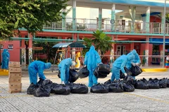 Cán bộ, chiến sỹ Hải quân vùng 2 thu gom và khử khuẩn rác thải từ các phòng cách ly. (Nguồn: baohaiquanvietnam.vn)