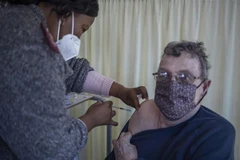 Tiêm vaccine ngừa cOVID-19 tại Klerksdorp, Nam Phi. (Ảnh: AFP/TTXVN)