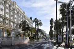 Đại lộ La Croisette tại Cannes không một bóng người vào tháng 10/2020. (Ảnh: Getty Images)