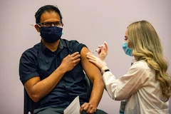 Nhân viên y tế tiêm vaccine phòng COVID-19 cho người dân tại Hartford, Connecticut, Mỹ. (Ảnh: AFP/TTXVN)