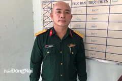 Đối tượng Văn Đức Hùng với bộ đồ quân nhân mua trên mạng để giả danh cán bộ quân đội. (Nguồn: baodongnai.com.vn)