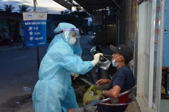 Tất cả các F1 truy vết được đã đưa đi cách ly tập trung và lấy mẫu xét nghiệm. (Ảnh: Hoa Mai/TTXVN)