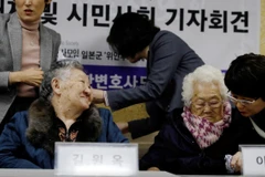 Hai nạn nhân "phụ nữ mua vui" tham dự một cuộc họp báo ở Seoul, Hàn Quốc, ngày 13/11/2019. (Nguồn: Reuters)