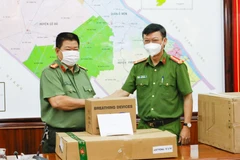 Lãnh đạo Cục Cảnh sát điều tra tội phạm về tham nhũng, kinh tế, buôn lậu (Bộ Công an) tặng máy thở, thiết bị y tế và 100 triệu đồng cho Công an thành phố Cần Thơ. (Ảnh: TTXVN phát)