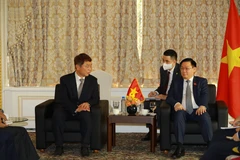 Chủ tịch Quốc hội Vương Đình Huệ tiếp Nghị sỹ Đảng Dân chủ cầm quyền Choi Jae-sung. (Ảnh: Anh Nguyên/TTXVN)