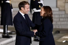 Tổng thống Pháp Emmanuel Macron (trái) và Phó Tổng thống Mỹ Kamala Harris tại cuộc gặp ở Paris, Pháp, ngày 10/11/2021. (Ảnh: AFP/TTXVN)
