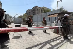 Các thành viên của lực lượng Taliban canh gác tại một điểm kiểm tra ở Kabul. (Nguồn: Ảnh Reuters)
