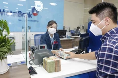 Khách hàng giao dịch tại VietinBank Chi nhánh Ba Đình. (Ảnh: Trần Việt/TTXVN)