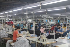 Công nhân thường xuyên đeo khẩu trang để phòng chống dịch COVID-19. (Ảnh: TTXVN)