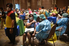 Nhân viên y tế tiêm vắcxin phòng COVID-19 cho người dân tại Tangerang, tỉnh Banten, Indonesia, ngày 1/3/2021. (Ảnh: THX/ TTXVN)