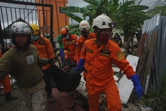 Nhân viên cứu hộ chuyển thi thể nạn nhân thiệt mạng trong trận động đất ở Mamuju, Tây Sulawesi, Indonesia, ngày 15/1/2021. Ảnh: THX/TTXVN