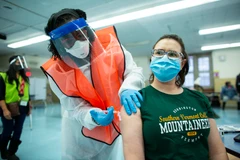 Nhân viên y tế tiêm vaccine phòng COVID-19 của hãng Moderna cho người dân tại New York, Mỹ, ngày 10/1/2021. (Ảnh: AFP/ TTXVN)