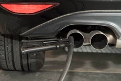 Đo mức khí thải của ôtô tại Ludwigsburg, tây nam nước Đức. (Ảnh: AFP/TTXVN)