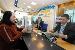 Khách hàng giao dịch tại Ngân hàng TMCP Bảo Việt. Ảnh minh họa (Ảnh: Trần Việt/TTXVN)