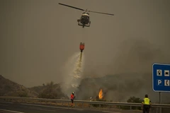 Trực thăng phun nước dập lửa cháy rừng tại Estepona, tỉnh Malaga, Tây Ban Nha, ngày 9/9/2021. (Ảnh: AFP/TTXVN)