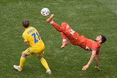 Pha tranh bóng giữa cầu thủ Bắc Macedonia Daniel Avramovski (phải) và Oleksandr Karavaev của Ukraine trong trận đấu bảng C, Vòng chung kết EURO 2020, tại Bucharest, Romania, ngày 17/6/2021. (Ảnh: AFP/TTXVN)