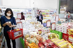 Trong ảnh: Người dân mua sắm tại siêu thị Hapro Khâm Thiên. Ảnh: Trần Việt - TTXVN 
