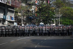 Cảnh sát được triển khai ở thủ đô Yangon nhằm ngăn dòng người tuần hành phản đối tình trạng bế tắc chính trị tại Myanmar, ngày 26/2/2021. (Ảnh: AFP/TTXVN)