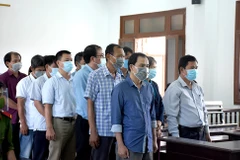 Các bị cáo trong vụ để lộ đề thi công chức tỉnh Phú Yên 2017-2018 trong phiên xử sơ thẩm tại TAND tỉnh Phú Yên. (Ảnh: Phạm Cường/TTXVN)
