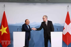 Chủ tịch nước Nguyễn Xuân Phúc và Tổng thống Liên bang Thụy Sĩ Guy Parmelin. (Ảnh: Thống Nhất/TTXVN)