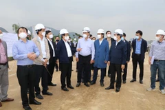 Đơn vị thi công báo cáo tiến độ thực hiện dự án với Phó Thủ tướng Lê Văn Thành và đoàn công tác. (Ảnh: Đức Phương/TTXVN)