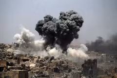 Khói bốc lên sau một cuộc không kích của Mỹ tại thành phố Mosul, Iraq ngày 9/7/2017. (Ảnh: AFP/TTXVN)