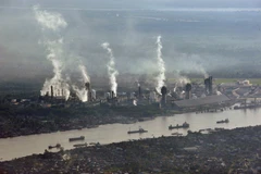 Khói bốc lên từ một nhà máy phân bón ở Nam Sumatra, Indonesia. (Ảnh: AFP/TTXVN)