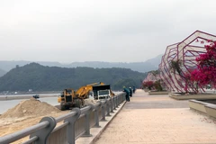 Công ty Phương Đông huy động phương tiện khắc phục hậu quả sai phạm, hoàn nguyên hiện trạng ban đầu. (Ảnh: Văn Đức/TTXVN)