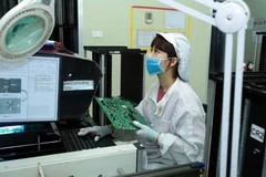 Công nhân sản xuất linh kiện điện tử. Ảnh minh họa. (Ảnh: Phạm Kiên/TTXVN)
