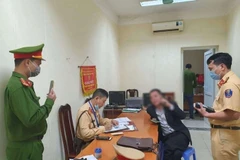 Tại Công an phường Thanh Xuân Trung, tài xế tự xưng là quân nhân này liên tục gọi điện tìm "cứu viện". (Nguồn: atgt.vn)