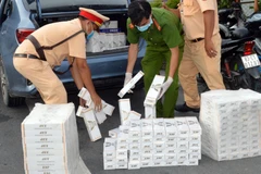 Công an giao thông Sóc Trăng kiểm tra xe chở thuốc lá nhập lậu. (Ảnh: Trung Hiếu/TTXVN)