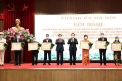 Bí thư Thành ủy Đinh Tiến Dũng và Trưởng Ban Tuyên giáo Trung ương Nguyễn Trọng Nghĩa trao Bằng khen của Thủ tướng Chính phủ cho các tập thể, cá nhân. (Nguồn: hanoi.gov.vn)