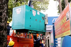 Công ty Điện lực Thủ Đức lắp đặt máy phát điện dự phòng để phục vụ bầu cử. (Ảnh: Thành Chung/TTXVN)