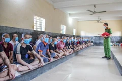 Cán bộ Trại tạm giam Công an tỉnh Thái Nguyên tuyên truyền, phổ biến quyền bầu cử cho người bị tạm giữ, tạm giam. (Nguồn: cand.com.vn)